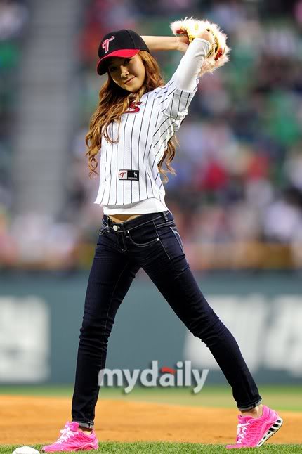  [PICS] Jessica en partido de beisbol C49f3f30