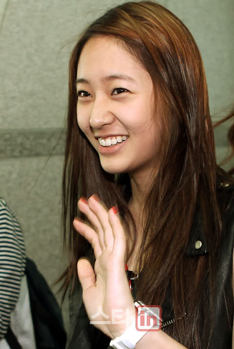 Group Pics (official pics,fantaken,scans etc) - Page 2 20110608_smtown_airport_16