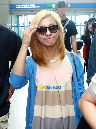 Group Pics (official pics,fantaken,scans etc) - Page 2 20110608_smtown_airport_20