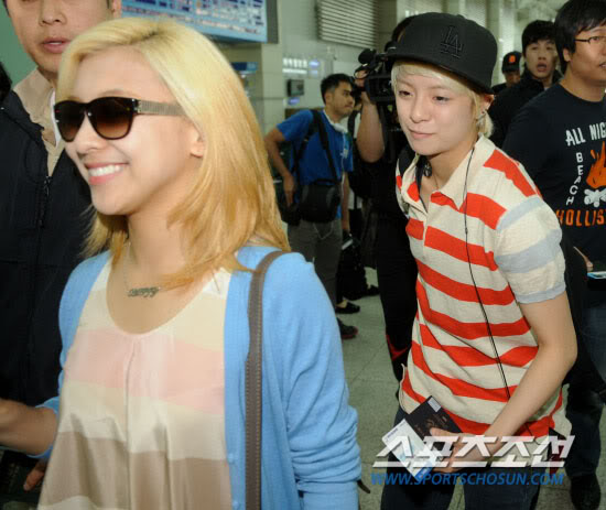 Group Pics (official pics,fantaken,scans etc) - Page 2 20110608_smtown_airport_21