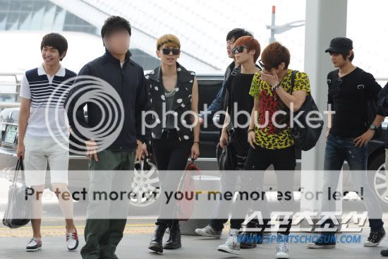 Shinning SHINee - Page 7 20110608_smtown_airport_25