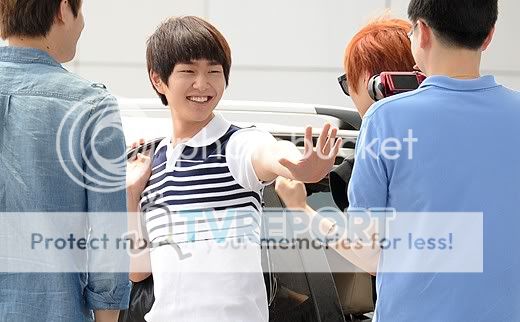 Shinning SHINee - Page 7 20110608_smtown_airport_26