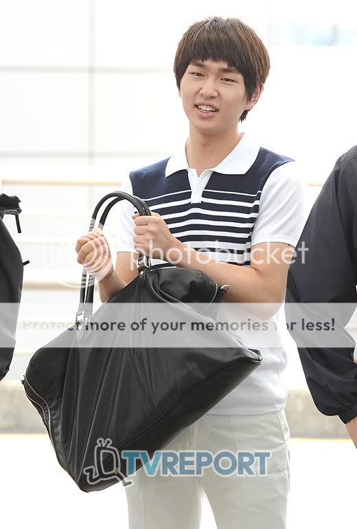 Shinning SHINee - Page 7 20110608_smtown_airport_27