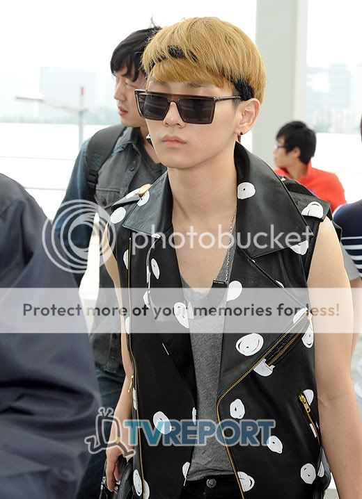 Shinning SHINee - Page 7 20110608_smtown_airport_29