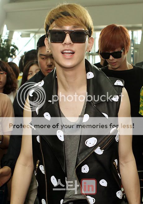 Shinning SHINee - Page 7 20110608_smtown_airport_30