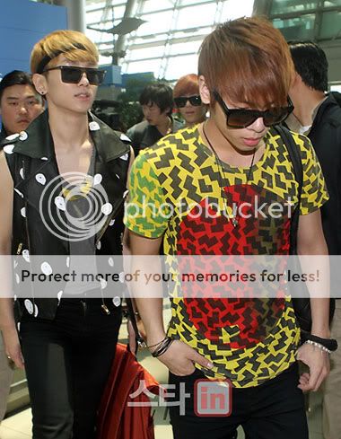 Shinning SHINee - Page 7 20110608_smtown_airport_36