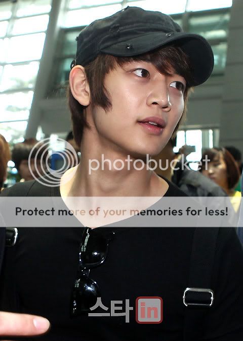 Shinning SHINee - Page 7 20110608_smtown_airport_38