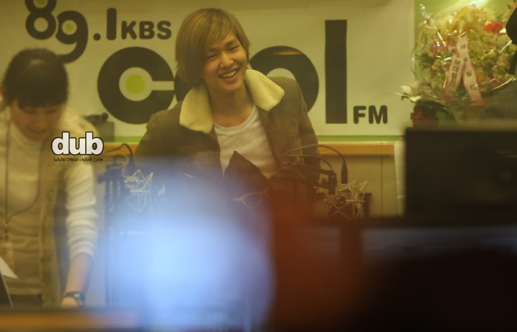 [101201][PICS] Onew at Sukira 1291223714_101201d--20c