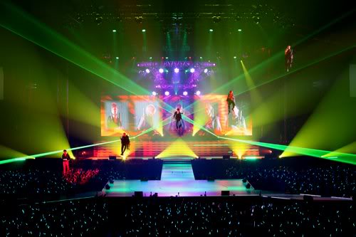 [101226][VID+PICS] SHINee the 1st concert in Japan(update) 156872_188919481121828_100000113333901_770012_2737352_n