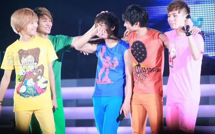 [101226][VID+PICS] SHINee the 1st concert in Japan(update) 166654_189007357779707_100000113333901_771437_3897233_n