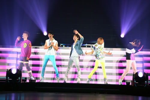 [101226][VID+PICS] SHINee the 1st concert in Japan(update) 53839691201012271025572-1