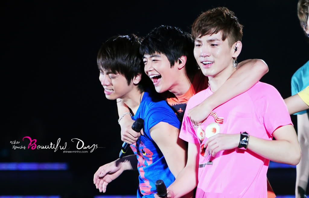 [101226][VID+PICS] SHINee the 1st concert in Japan(update) A0025876_4d176ef506f00