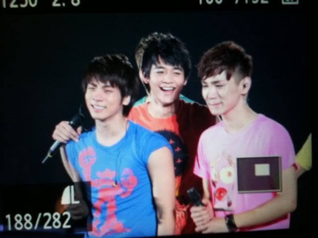 [101226][VID+PICS] SHINee the 1st concert in Japan(update) Grgg