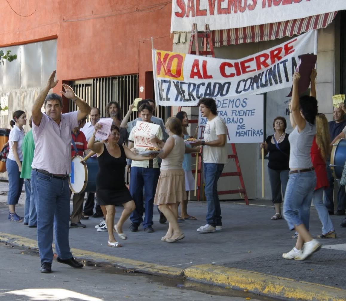 [Adelanto] Todos resisten el cierre del mercado Piquete3