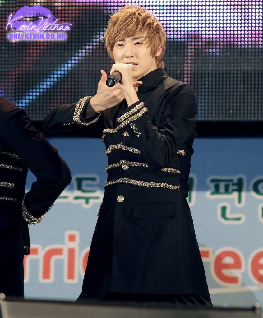 [11/7/10][1pic]Kevin @ Beautiful Memorial Concert BF Ukissmevn1074copy