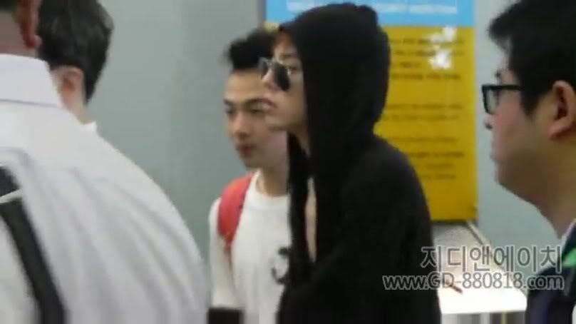 [Pics] Big Bang en el aeropuerto + bolso de G-D  Gdybairportpic2