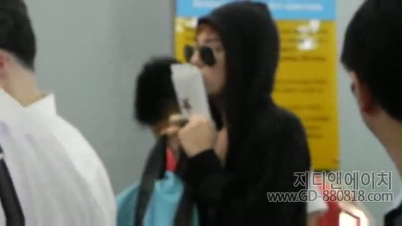 [Pics] Big Bang en el aeropuerto + bolso de G-D  Gdybairportpic4