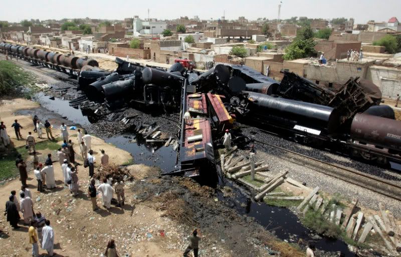 Association d'images (suite 1) - Page 29 Deraillement-train-Pakistan_pics_80