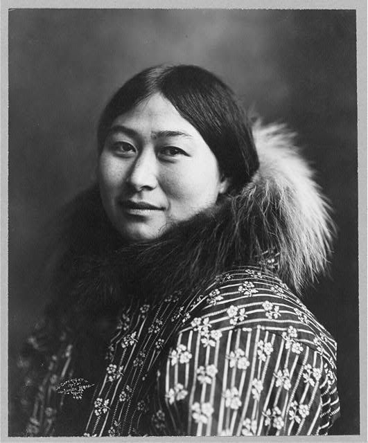 Association d'images - Page 30 Inuit_women_1907