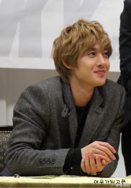 [HJL] LUCKY Fansign Event [25.10.11] 294415_303138586379051_231614143531496_1319665_801661727_n