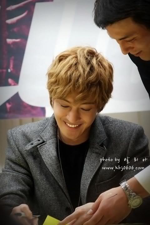 [HJL] LUCKY Fansign Event [25.10.11] (2) 295734_303725286320381_231614143531496_1322247_168719220_n