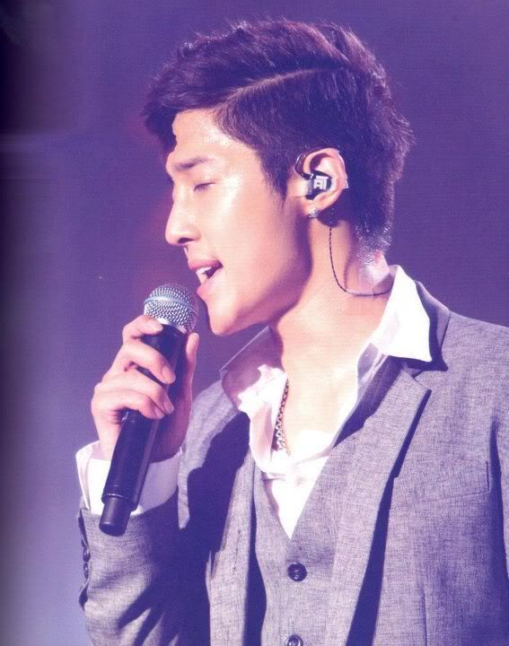 [scans] Kim Hyun Joong – Album Showcase Photobook 317667_211224328947552_130589590344360_516787_1980591778_n