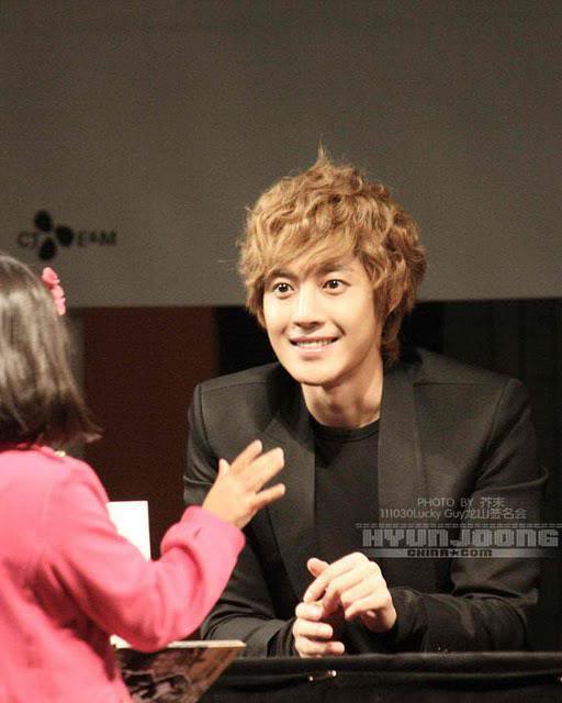 [HJL] LUCKY Fansign Event [30.10.11]  (3) 385139_306057116087198_231614143531496_1335119_1031366232_n