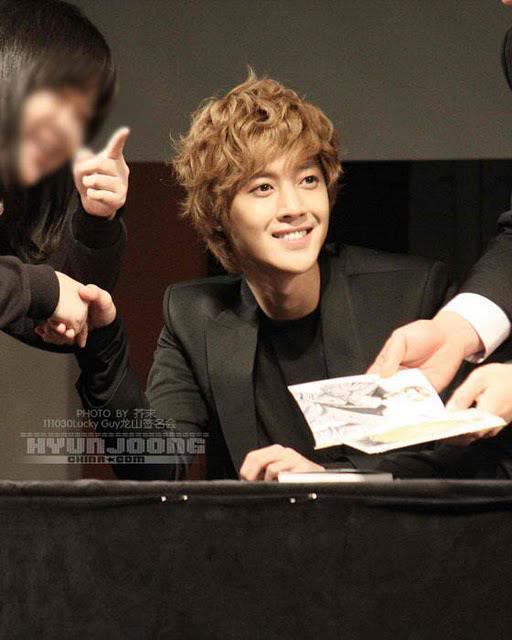 [HJL] LUCKY Fansign Event [30.10.11]  (3) 385139_306057119420531_231614143531496_1335120_34210467_n