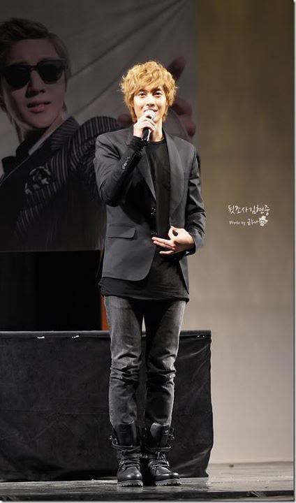 [HJL] LUCKY Fansign Event [30.10.11]  (3) 386100_306057252753851_231614143531496_1335124_123742454_n