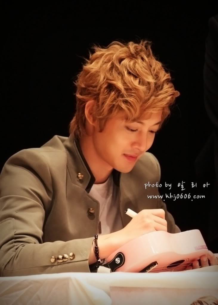 [HJL] ‘Lucky’ album fansign event [19-23.10.11] 9345d688d43f8794a50cb26dd21b0ef41ad53a85