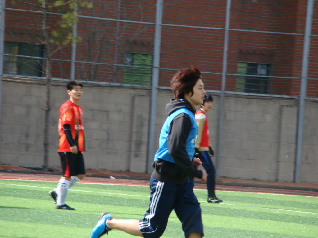 [info+fotos+video] HyunJoong jugando al futbol DSC02492