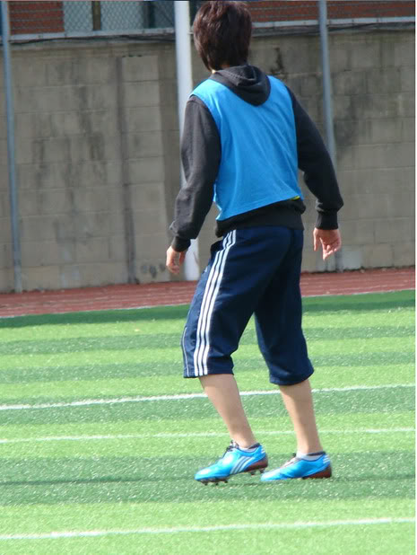 [info+fotos] zapatillas y ropa de Adidas de Hyun Joong + fotos con sus amigos HJL_soccer006