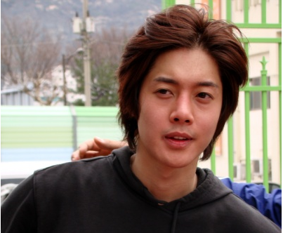 [info+fotos] zapatillas y ropa de Adidas de Hyun Joong + fotos con sus amigos HJL_soccerplay001