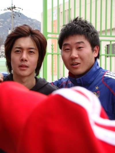 [info+fotos] zapatillas y ropa de Adidas de Hyun Joong + fotos con sus amigos HJL_soccerplay002