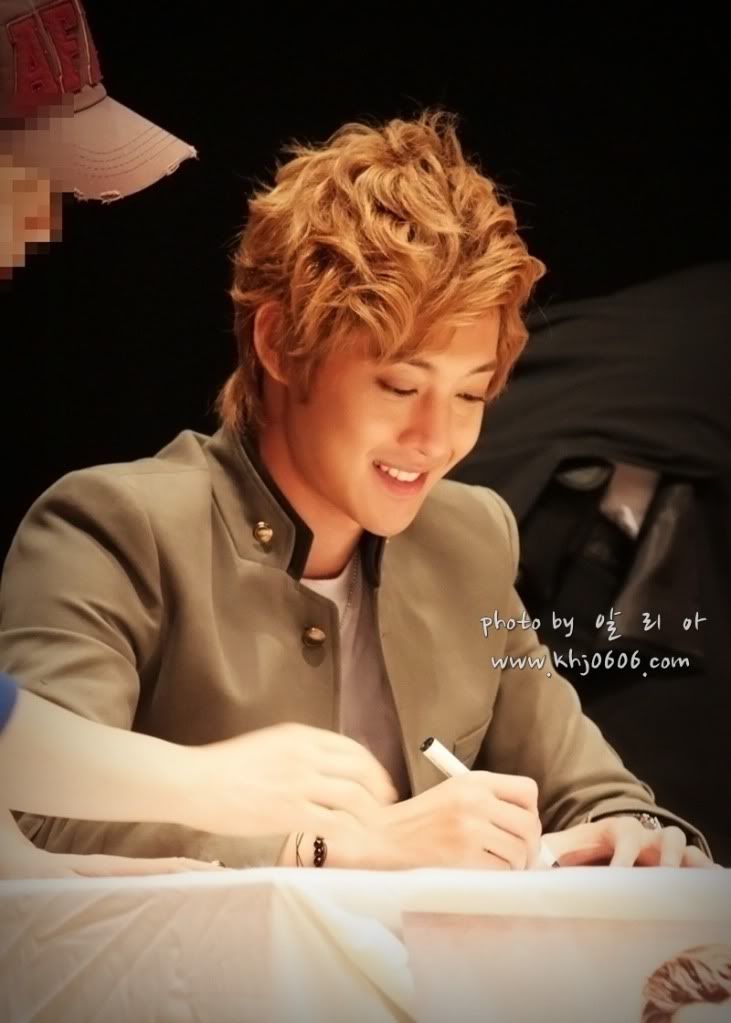 [HJL] ‘Lucky’ album fansign event [19-23.10.11] Adaf2edda3cc7cd927b6ce9a3901213fb90e91de