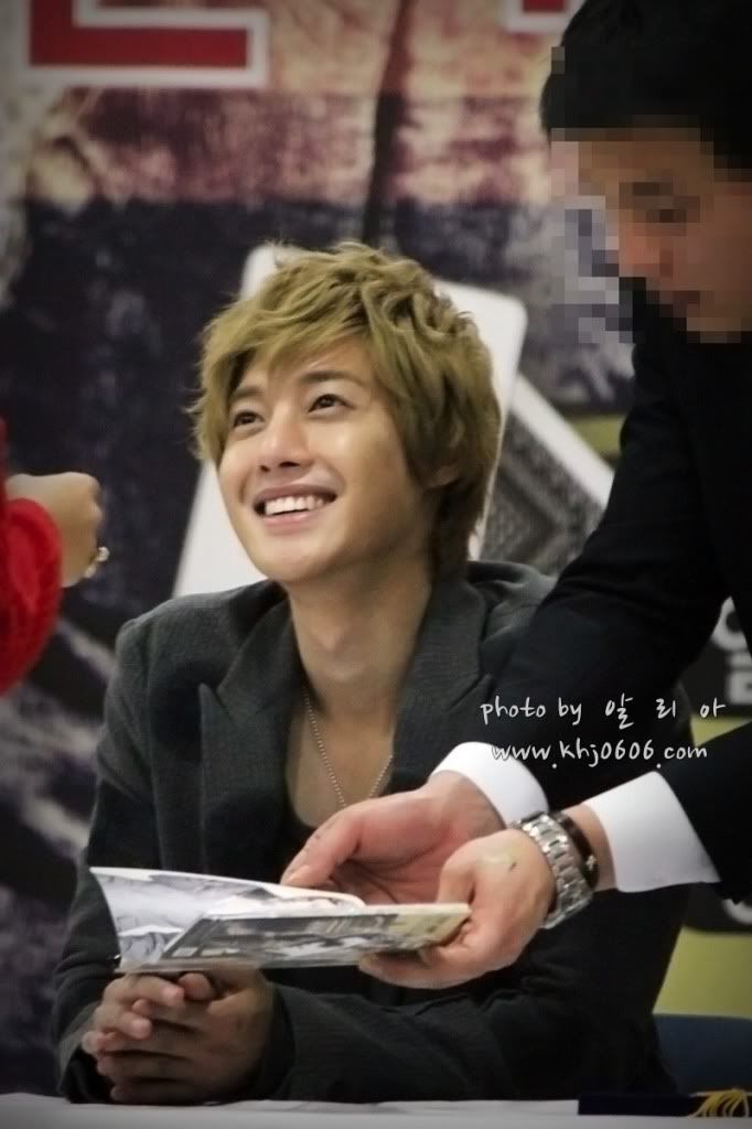 [HJL] ‘Lucky’ album fansign event [19-23.10.11] B64543a98226cffc319b5bf1b9014a90f703eac4