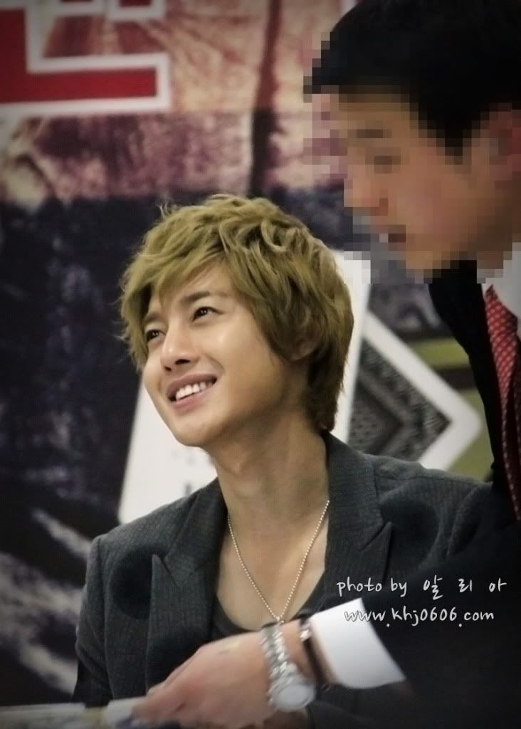 [HJL] ‘Lucky’ album fansign event [19-23.10.11] B90e7bec54e736d19f5c684b9b504fc2d5626922