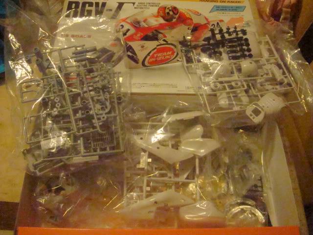 Kyosho Suzuki  RGV-T RC Motorcycle 1/8 Kit DSC03076