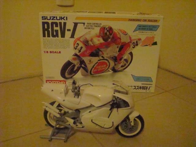 Kyosho Suzuki  RGV-T RC Motorcycle 1/8 Kit DSC03083