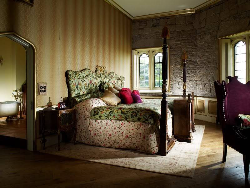 Estilos de Decoración VIII - Página 17 ThornburyCastle-TowerRoom-UKsbiggestbed