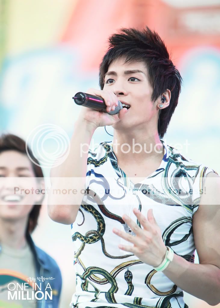 10.08.21 Jonghyun @ SM TOWN LIVE '10 F0070761_4c75e8e24ba85