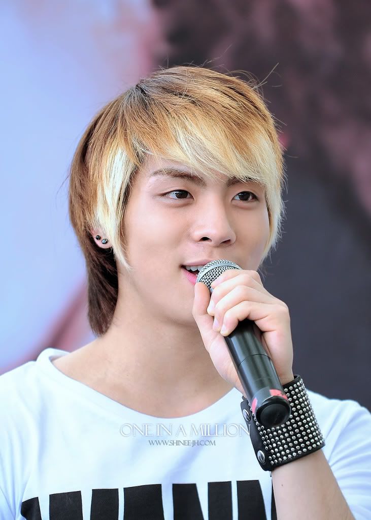 20100131 JONGHYUN sesion de autografos y Stand by me @ Singapore F0070761_4b6b5e5a0c4e1