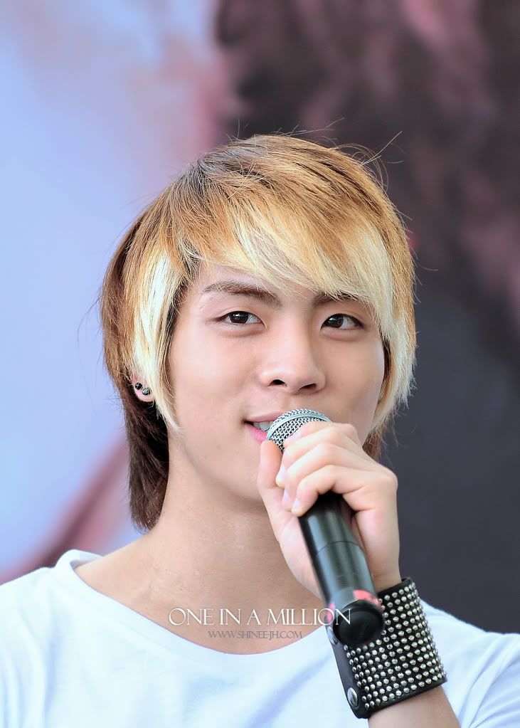 20100131 JONGHYUN sesion de autografos y Stand by me @ Singapore F0070761_4b6b5e5d30a8c