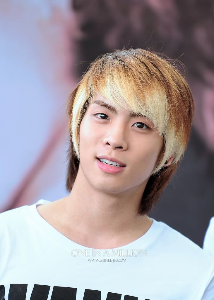 20100131 JONGHYUN sesion de autografos y Stand by me @ Singapore F0070761_4b6b5e5ebdcb5