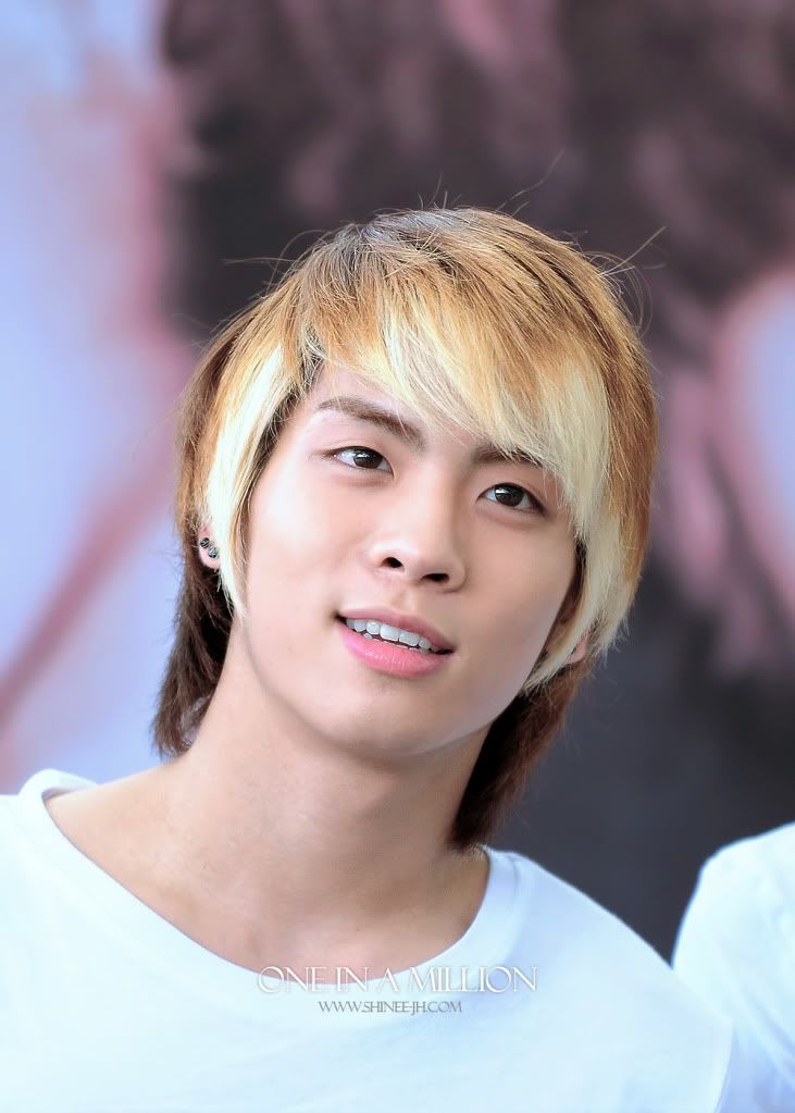 20100131 JONGHYUN sesion de autografos y Stand by me @ Singapore F0070761_4b6b5e60a1041