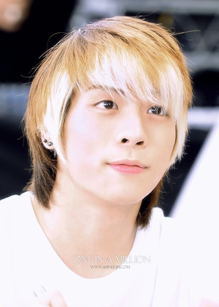 20100131 JONGHYUN sesion de autografos y Stand by me @ Singapore F0070761_4b6b644868add