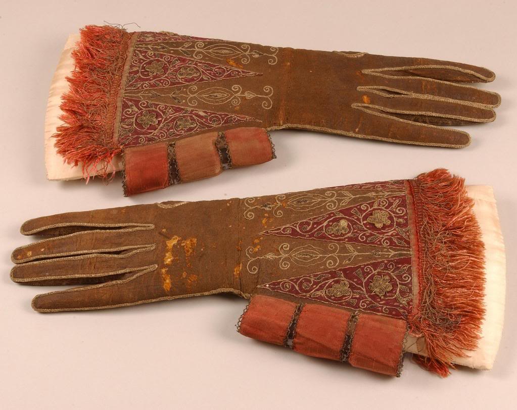 Regalos de Año Nuevo James_I_Hunting_Gloves_-_credit_The_Glove_Collection_Trust__courtesy_of_the_Fashion_Museum__Bath_and