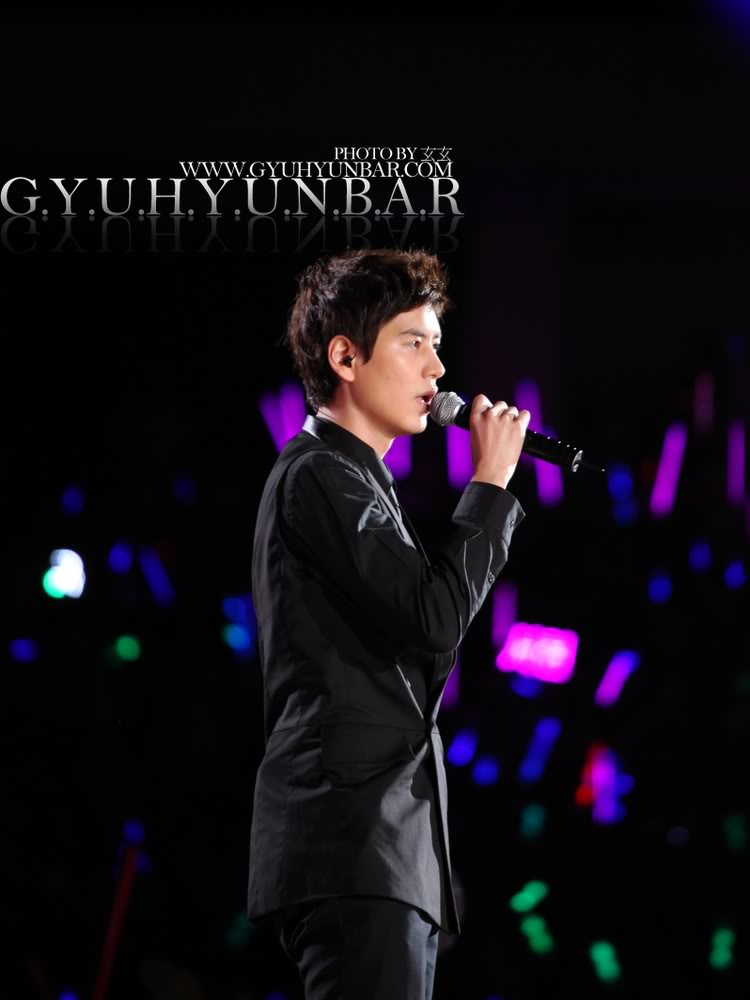 Super Junior  [Official + Fantaken] 11/09/10 SMTown Concert in Shanghai 100911KyuSMTownGHbar-004