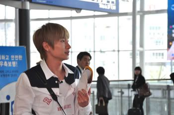 [NEWS] Aparição de "LeeTeuk cabelo de Ouro" causa comoção na estação de Seoul 1zftt0l