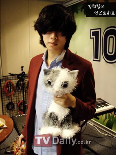 [TRAD] HeeChul do Super Junior mostra seu irmão gato, ambos têm expressões faciais muito semelhantes Heechulcatsibling1